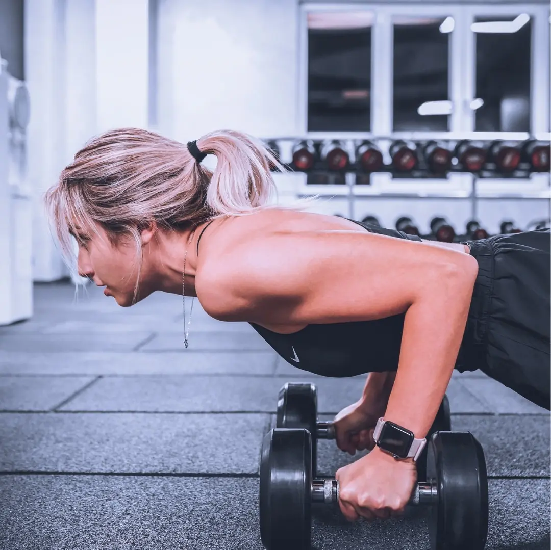 Dumbbell ile şınav çeken üye